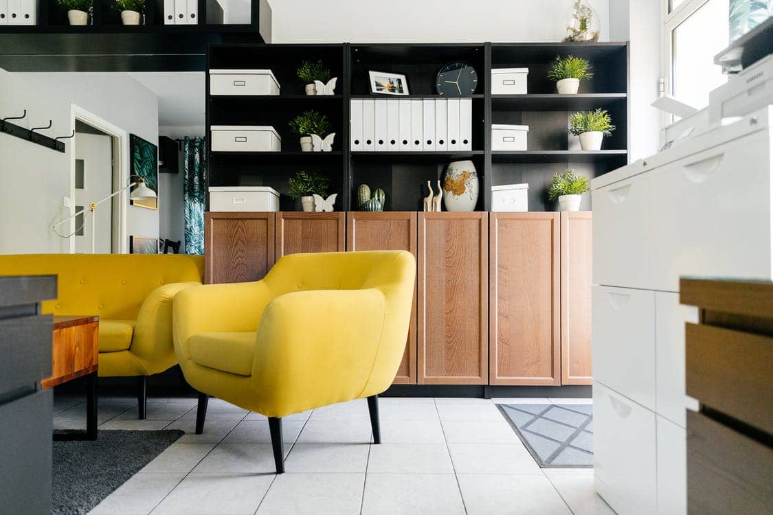 Poor real estate photography, staging in a small space