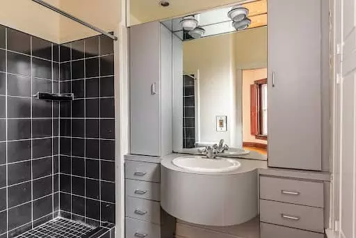 Dated bathroom design, before virtual staging or real estate marketing