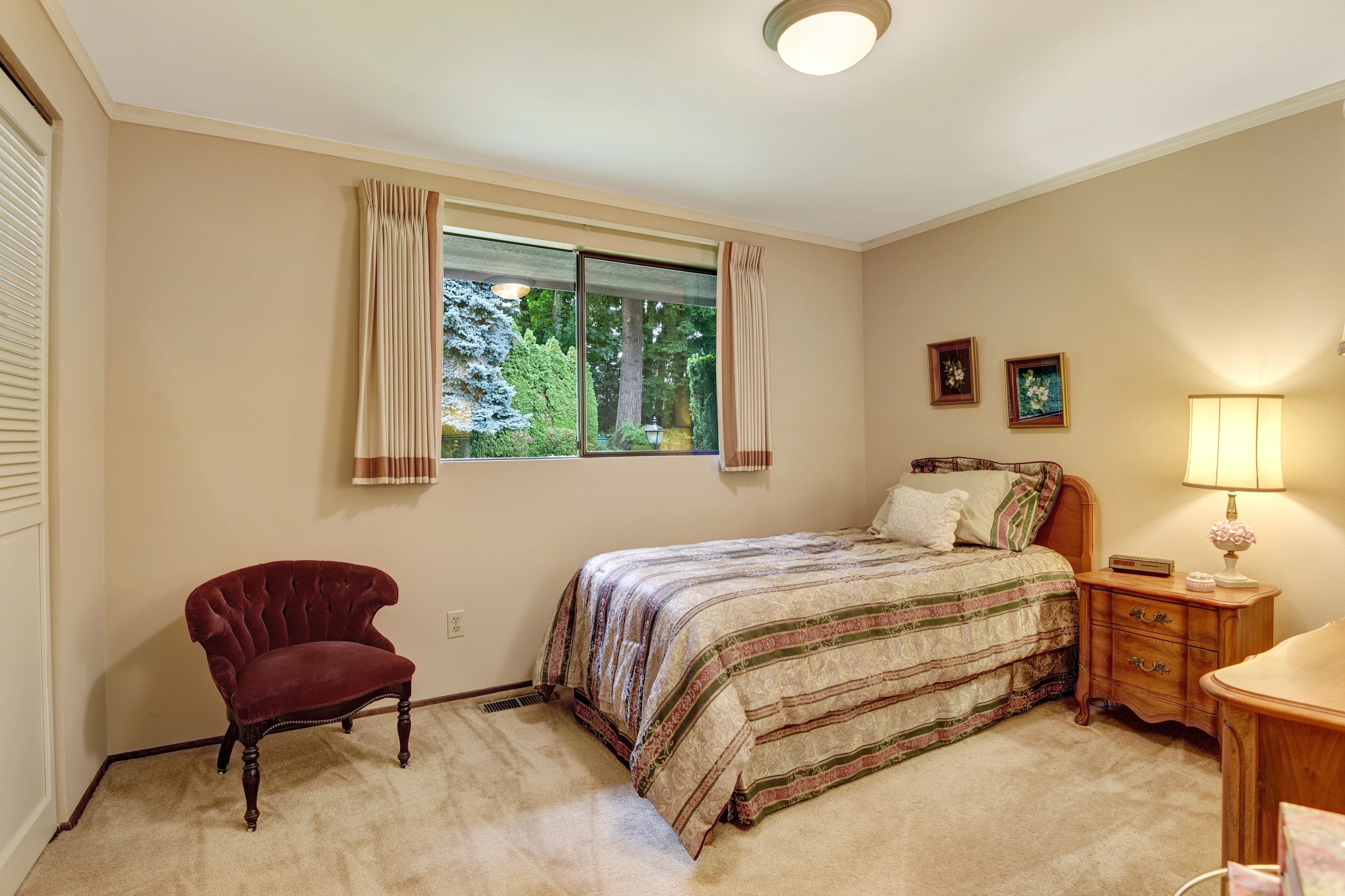Bedroom before home staging for potential buyer