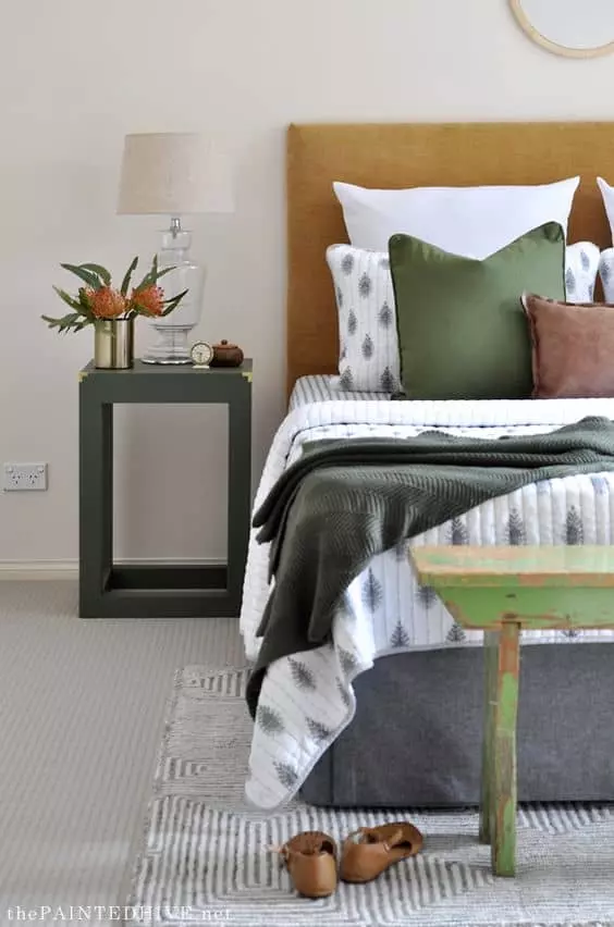 upholstered headboard in bedroom design