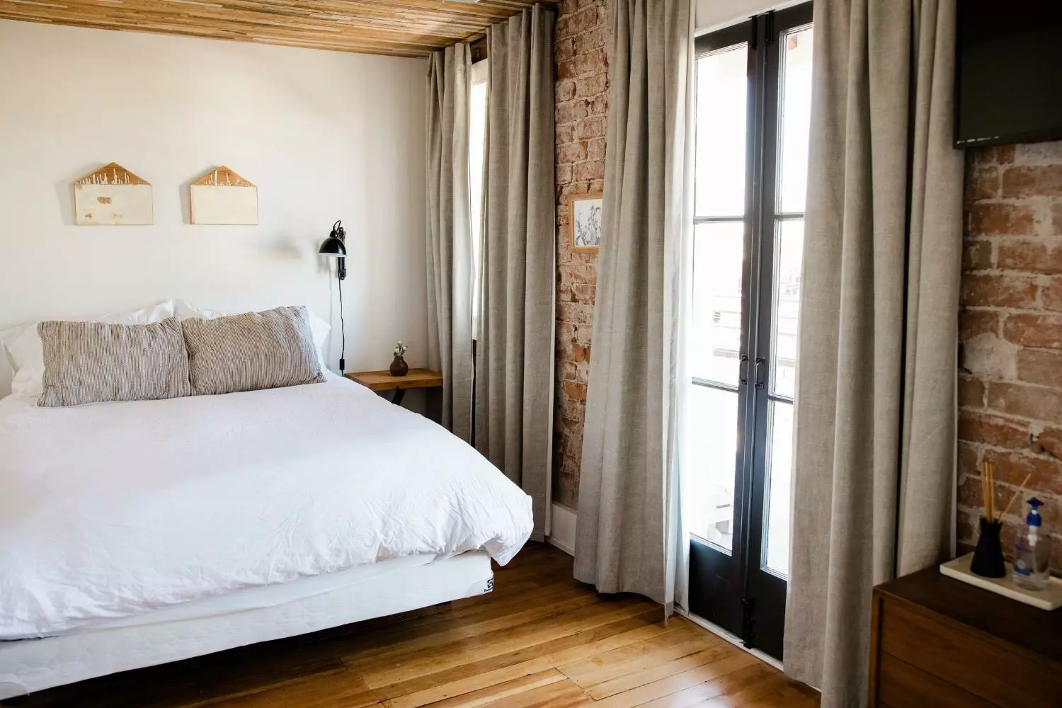 simple industrial bedroom design